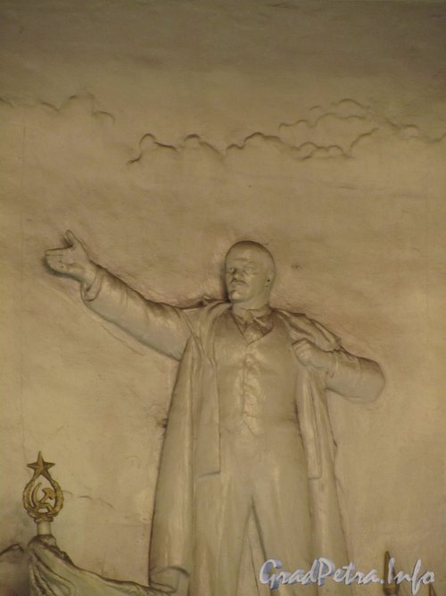 Станция метро «Нарвская». Фрагмент барельефа в торце наклонного хода с памятником В.И. Ленину. Фото февраль 2012 года.