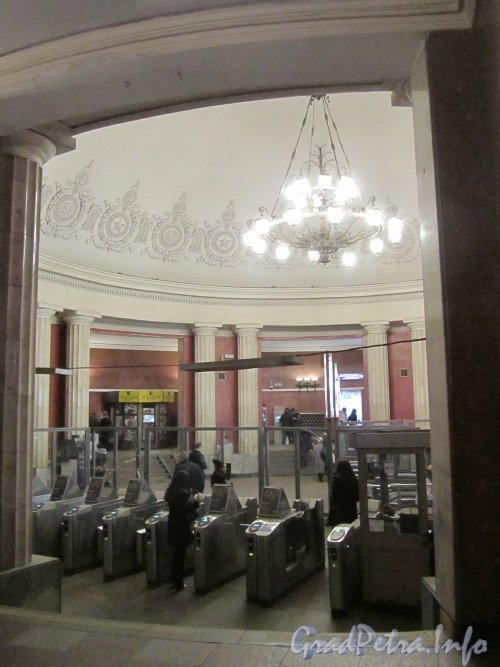 Станция метро «Нарвская». Внутренне убранство наземного павильона. Фото март 2012 года.