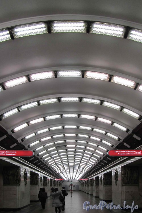 Станция метро «Нарвская». Общий вид подземного зала. Фото март 2012 года.