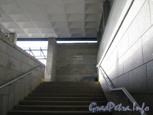 Станция метро «Девяткино». Выход из подземного перехода на ж/д станцию «Девяткино». Фото июль 2012 г.