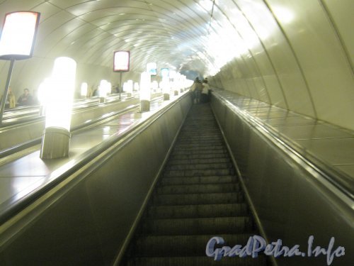 Станция метро «Волковская». Эскалатор. Вид в сторону наземного вестибюля. Фото 18 сентября 2012 г.