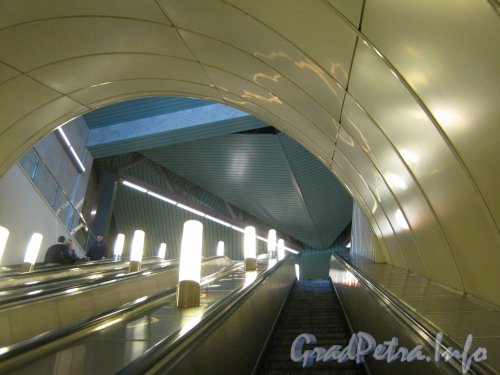 Станция метро «Волковская». Эскалатор перед выходом в наземном вестибюле. Фото 18 сентября 2012 г.