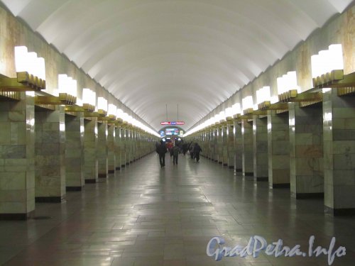 Станция метро «Гражданский проспект». Общий вид подземного зала. Фото октябрь 2012 г.