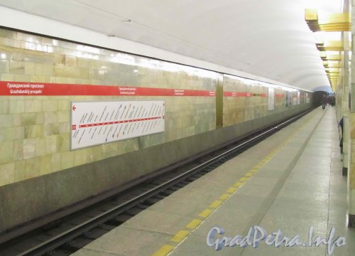 Станция метро «Гражданский проспект». Перспектива перрона. Фото октябрь 2012 г.