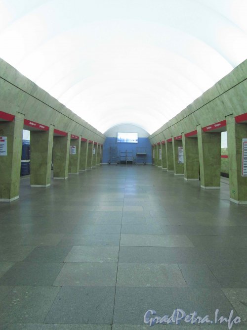 Станция метро «Выборгская». Общий вид подземного зала. Фото 30 октября 2012 г.