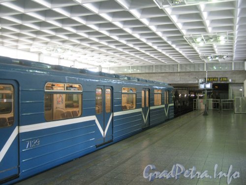 Станция метро «Девяткино». Платформа наземного вестибюля. Вид в сторону депо. Фото 3 июля 2012 г.