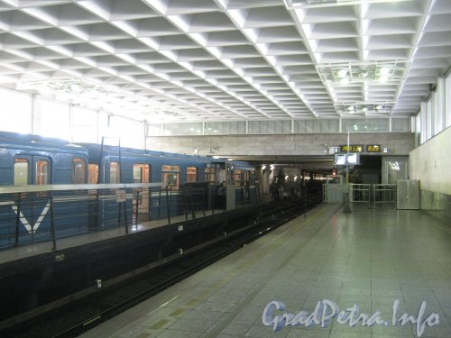 Станция метро «Девяткино». Платформа наземного вестибюля. Вид в сторону депо. Фото 3 июля 2012 г.