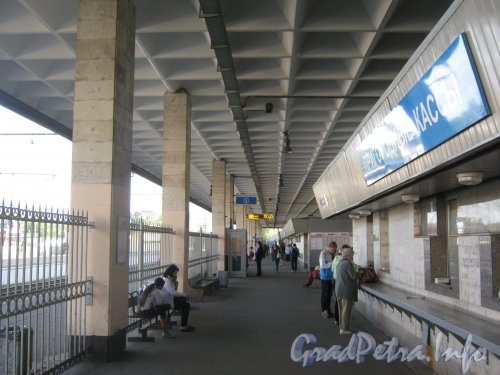 Станция метро «Девяткино». Наземный вестибюль со стороны ж/д платформы в направлении Приозерска. Фото 3 июля 2012 г.