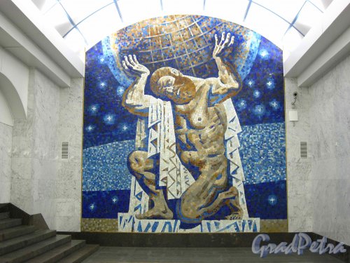 Станция метро «Международная». Мозаичное панно «Атлант» в торце подземного зала. Фото 2 февраля 2013 г.
