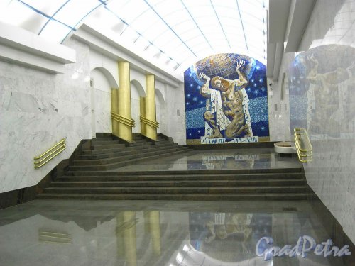 Станция метро «Международная». Мозаичное панно «Атлант» в торце подземного зала и будущий переход на кольцевую линию. Фото 2 февраля 2013 г.
