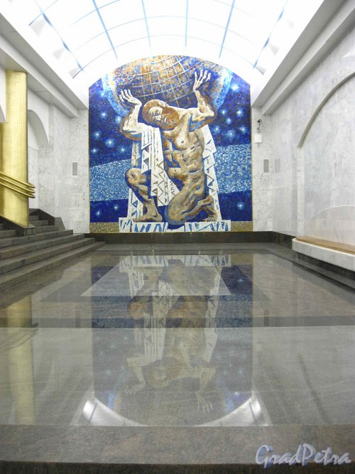 Станция метро «Международная». Общий вид мозаичного панно «Атлант» в торце подземного зала. Фото 2 февраля 2013 г.