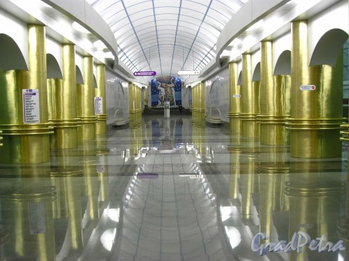 Станция метро «Международная». Перспектива подземного зала в сторону торца. Фото 2 февраля 2013 г.
