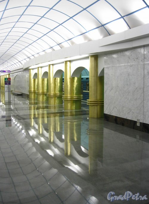 Станция метро «Международная». Арочный проход к перрону из главного подземного зала. Фото 2 февраля 2013 г.