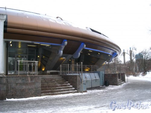 Станция метро «Горьковская». Наземный павильон. Фото 2 февраля 2013 г.