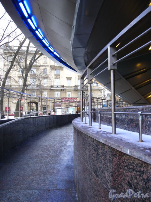 Станция метро «Горьковская». Пандус наземного павильона. Фото 2 февраля 2013 г.