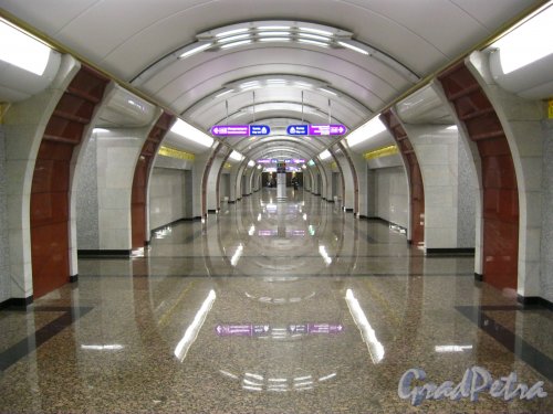 Перспектива подземного зала станции метро Бухарестская в сторону эскалаторов. Фото февраль 2013 г.