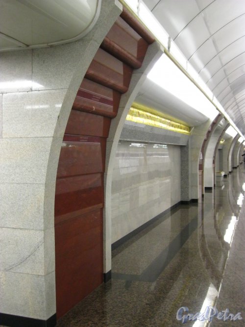 Оформление колонн главного подземного зала станции метро Бухарестская. Фото февраль 2013 г.