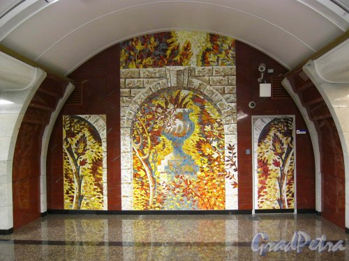 Общий вид мозаичного панно «Осень в парке» в подземном вестибюле станции метро «Бухарестская». Фото февраль 2013 г.