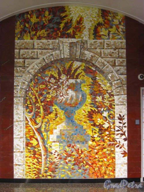 Центральная мозаика панно «Осень в парке» в торце главного подземного зала станции метро «Бухарестская». Фото февраль 2013 г.