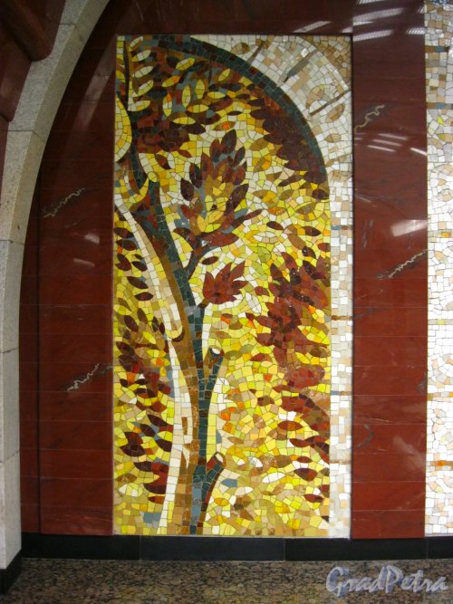 Боковая мозаика панно «Осень в парке» в торце главного подземного зала станции метро «Бухарестская». Фото февраль 2013 г.