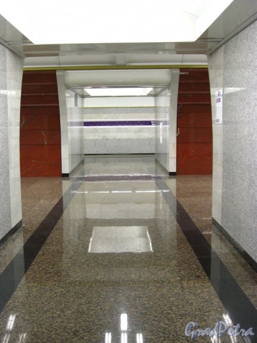 Проход между перроном и главным подземным залом станции метро «Бухарестская». Фото февраль 2013 г.