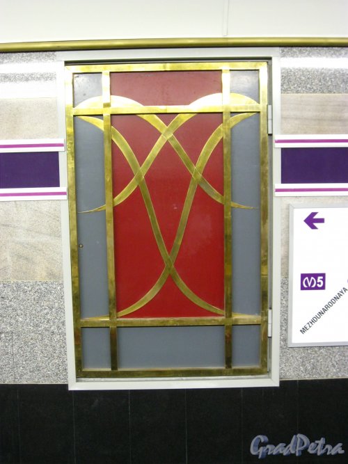 Оформление служебной двери технического хода в боковой стенки тоннеля на станции метро «Бухарестская». Фото февраль 2013 г.