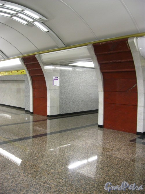 Оформление яшмовых колонн подземного вестибюля станции метро «Бухарестская». Фото февраль 2013 г.