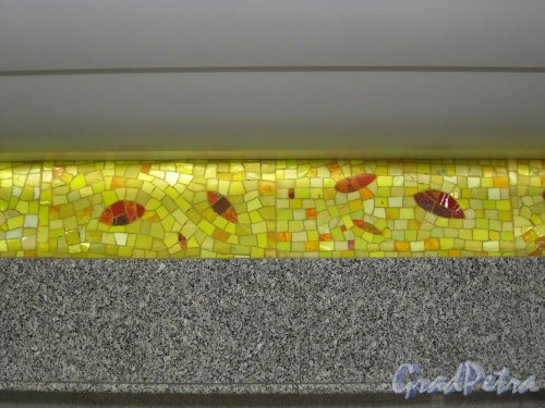 Мозаичная полоса боковой стенки главного подземного зала станции метро «Бухарестская». Фото февраль 2013 г.