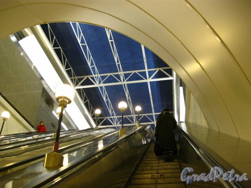 Станция метро «Бухарестская». Выход эскалатора наклонного хода на поверхность. Фото февраль 2013 г.
