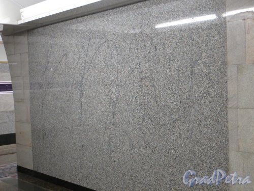 Станция метро «Бухарестская». Гранитные стены прохода к перрону, исписанные вандалами. Фото 19 июня 2013 г.