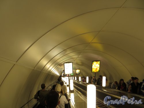 Станция метро «Гостиный Двор». Наклонный ход выхода на канал Грибоедова после капитального ремонта. Фото 19 июня 2013 г.