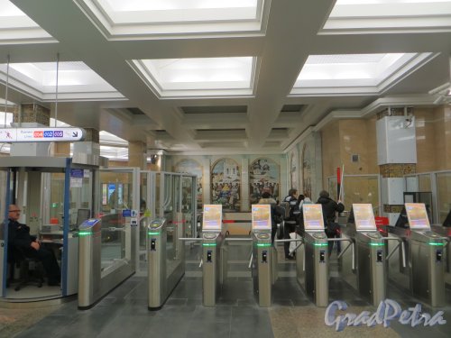 Станция метро «Спасская». Наземный павильон. Вход на эскалаторы. Фото ноябрь 2013 года.