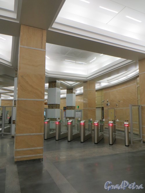 Станция метро «Спасская». Наземный павильон. Выход с эскалаторов. Фото ноябрь 2013 года.