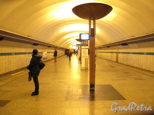 Станция метро «Обухово». Подземный вестибюль. Вид в сторону наклонного тунеля. Фото 10.01.2014 г.