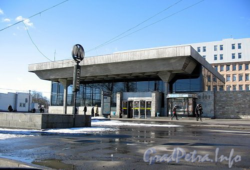 Станция метро «Выборгская». Наземный павильон. Вид с Лесного проспекта. Фото март 2009 г.