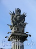 Навершие колонны Ушаковского моста. Бронзовый барельеф с изображением ордена Ушакова на фоне приспущенных знамен. Фото апрель 2010 г.