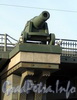 Эстакада Ушаковской развязки. Корабельная пушка  на консольной площадке. Фото апрель 2010 г.