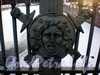 1-й Инженерный мост. На столбах решетки укреплены мечи и щиты с изображением головы Горгоны Медузы. Фото март 2010 г.