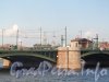 Вид на Биржевой мост со стрелки Васильевского острова. Фото июль 2012 года.