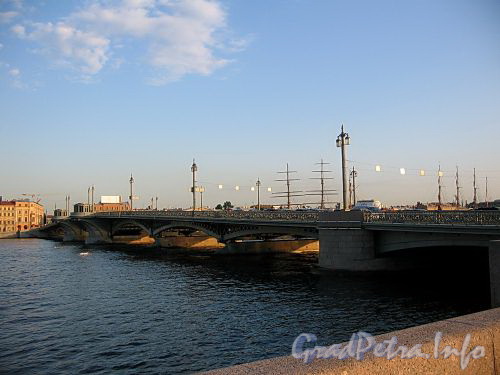 Благовещенский мост через Большую Неву. Вид от Университетской набережной. Фото июль 2009 г.