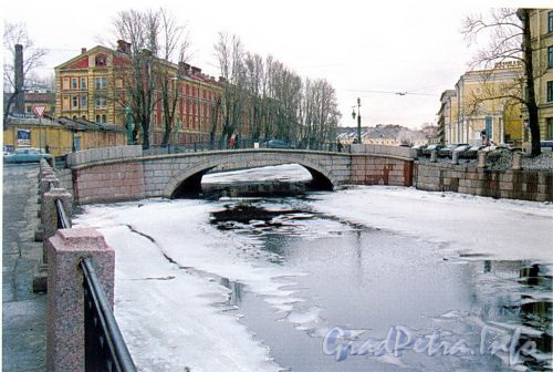 Могилевский мост через канал Грибоедова. Фото 2004 г. (из книги «Старая Коломна»)
