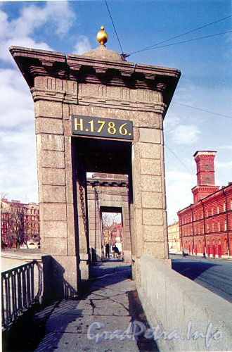 Башни Старо-Калинкина моста. Фото 2004 г. (из книги «Старая Коломна»)