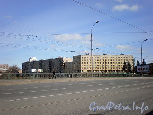 Комаровский мост через Бол. Охту. Фото апрель 2009 г.