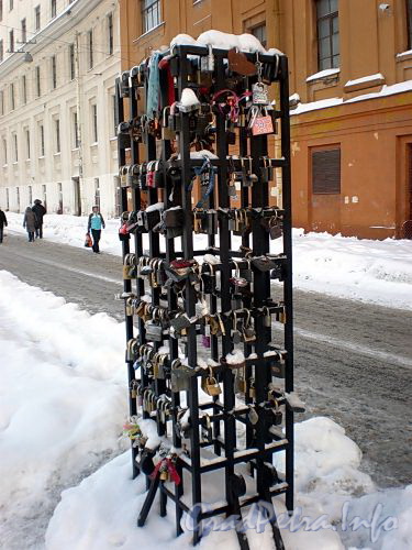Решетка для символических замочков молодоженов у Поцелуева моста. Фото январь 2010 г.