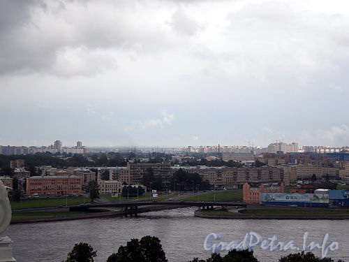 Вид на Малоохтинский мост и район Большая Охта со смотровой площадки Смольного собора. Фото июнь 2009 г.