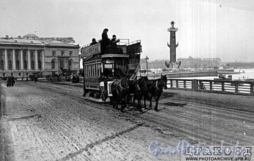 Конка проезжает по Дворцовому мосту. Фото 1900-х годов. (из архива ЦГАКФФД)