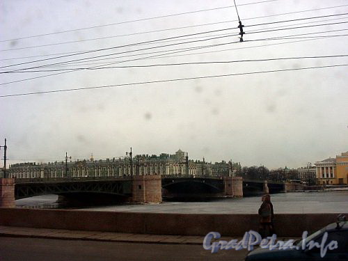 Вид на Дворцовый мост с Васильевского острова. Фото 2005 г.