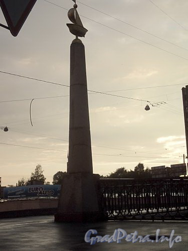 Гранитный обелиск Уральского моста. Фото июль 2010 г.
