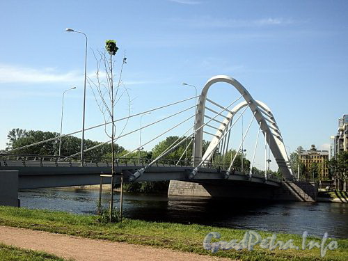 Лазаревский мост через Малую Невку. Вид с набережной Адмирала Лазарева. Фото июнь 2010 г.