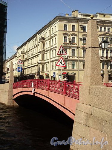 Красный мост через реку Мойку. Фото июнь 2010 г.